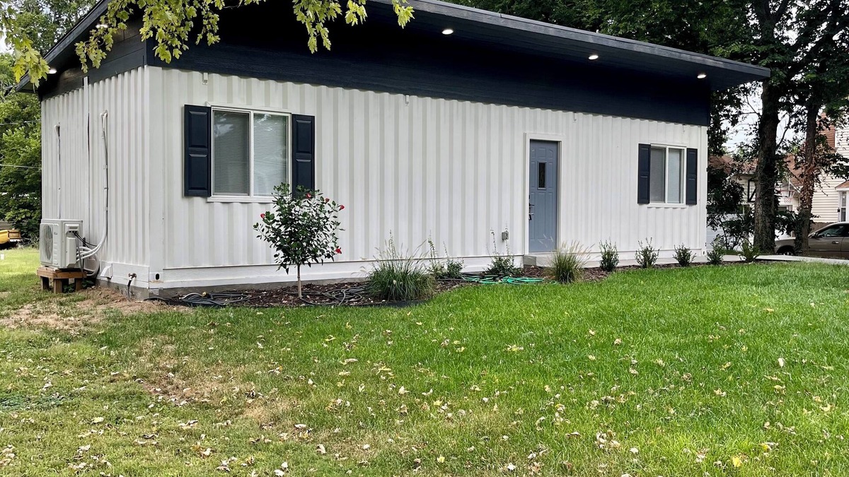 Lindsborg House | Villa Mysa-A Cozy Container Stay!