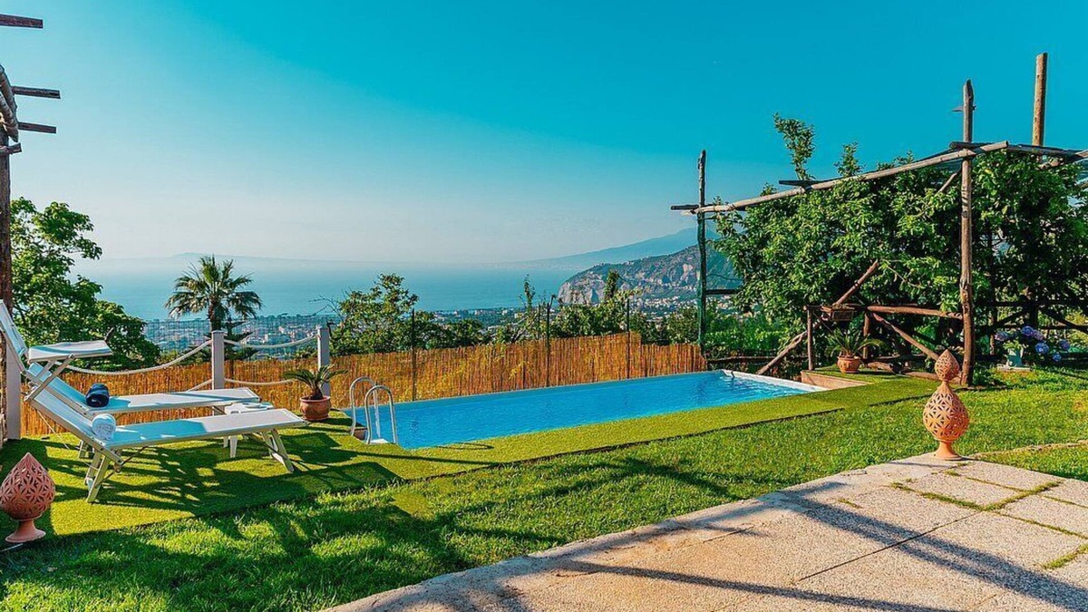 Sant'Agnello Villa | Villa Naiade: An elegant and welcoming three-story villa which faces the sun and the sea, with Free WI-FI.