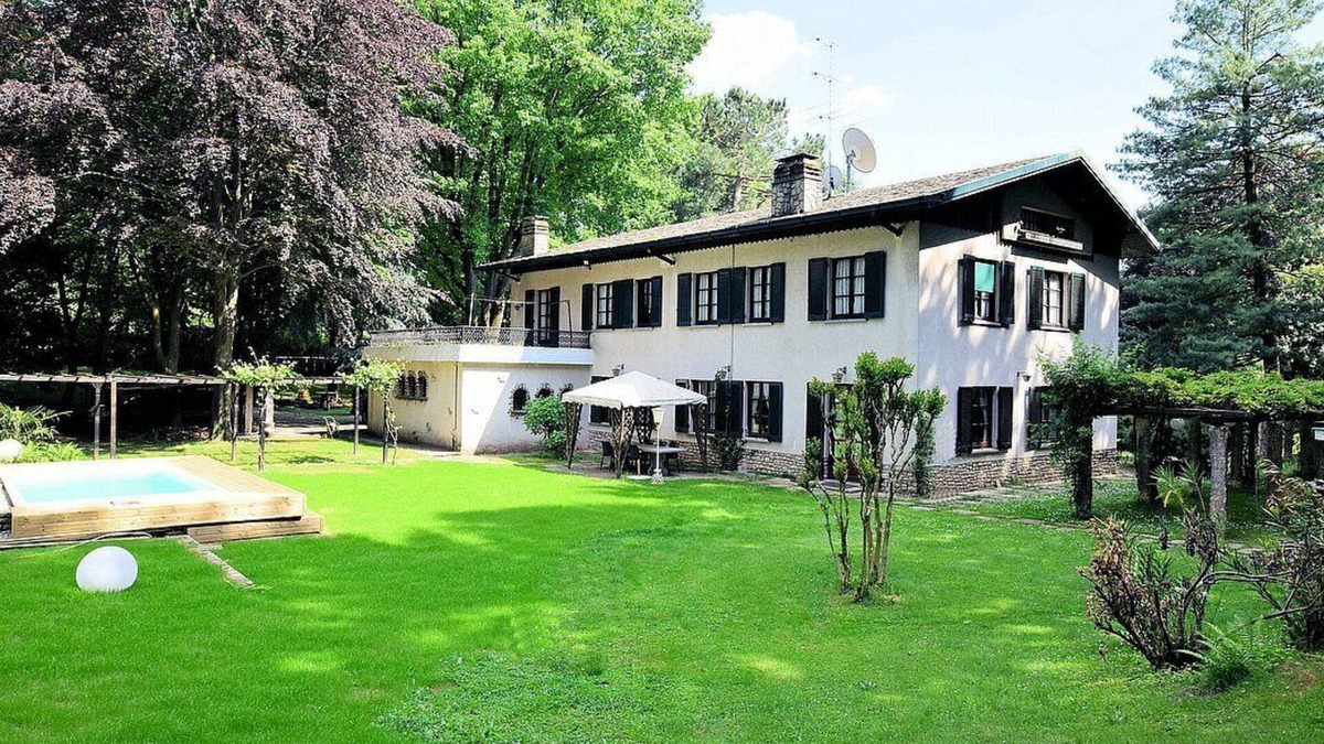 Sirtori Villa | Villa Nausica: An elegant and welcoming three-story villa surrounded by a large private park in the hills of Brianza, with Free WI-FI.
