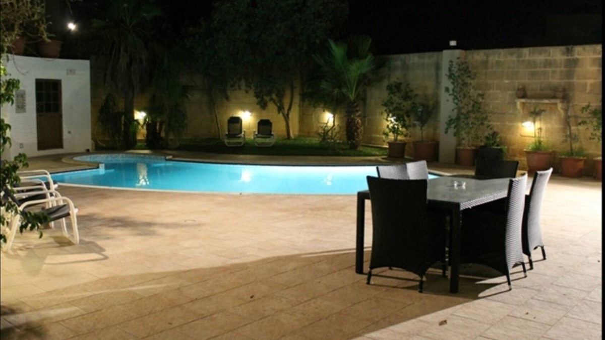 Naxxar House | Villa Naxxar Malta - Centrally located, fully AC, 4 bedroom property with Pool