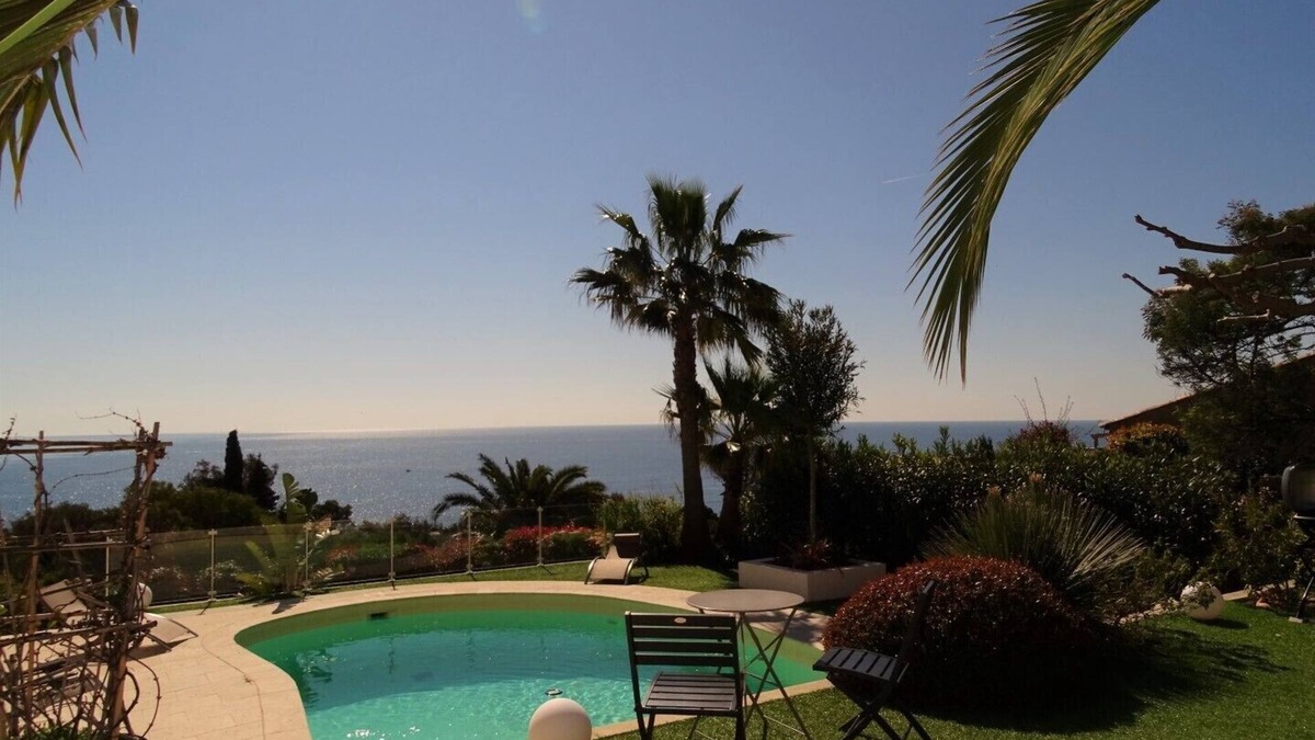Antheor House | Villa near the beach for 8-9 people, air con, pool, secure private estate