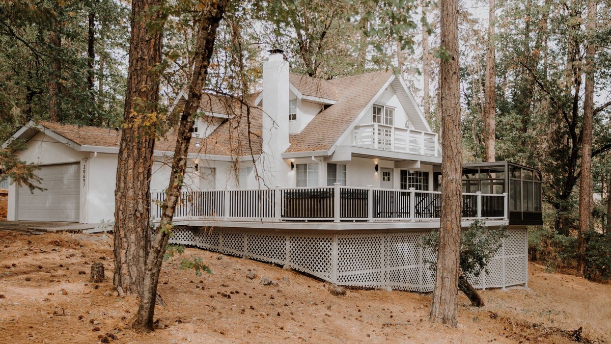 Lakehead-Lakeshore House | Villa Nosoni-Nestled between trees near Lake Shasta.