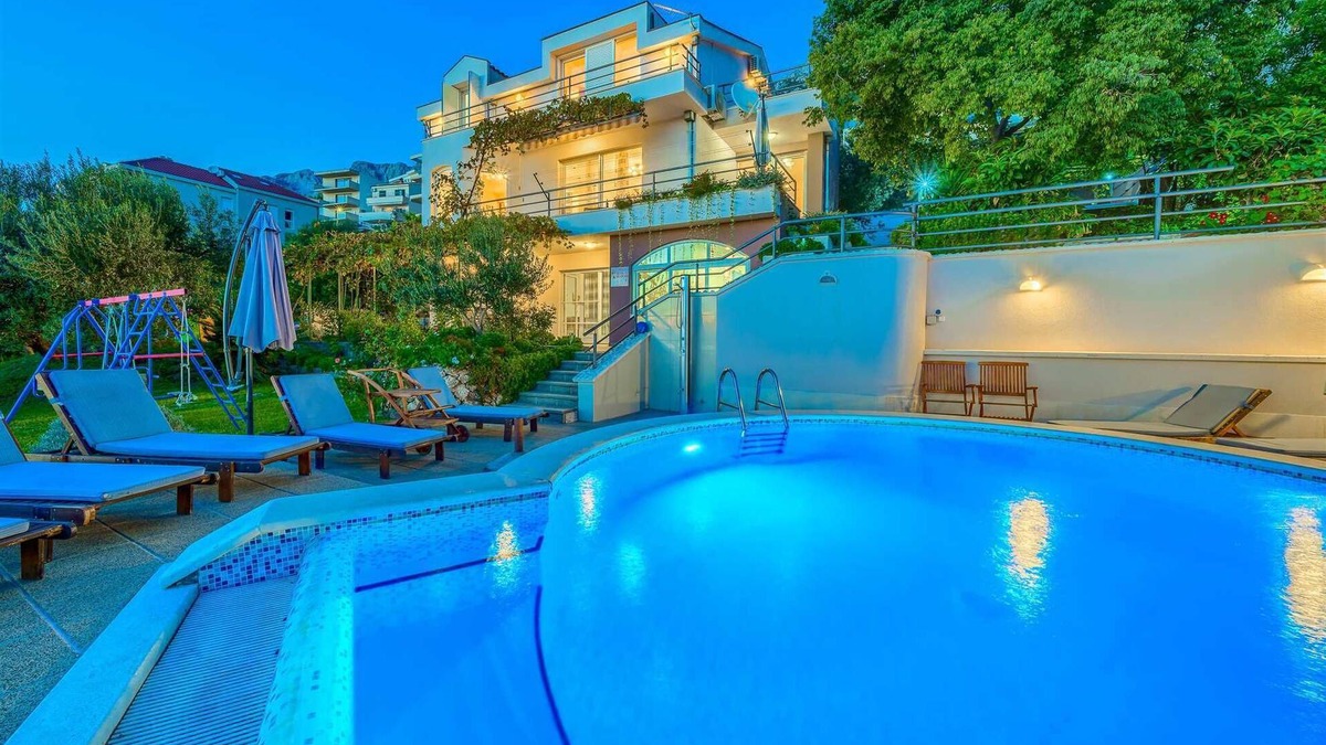 Moca Villa | Villa Nugal - 5 bedroom Family Villa with Heated Pool in Makarska