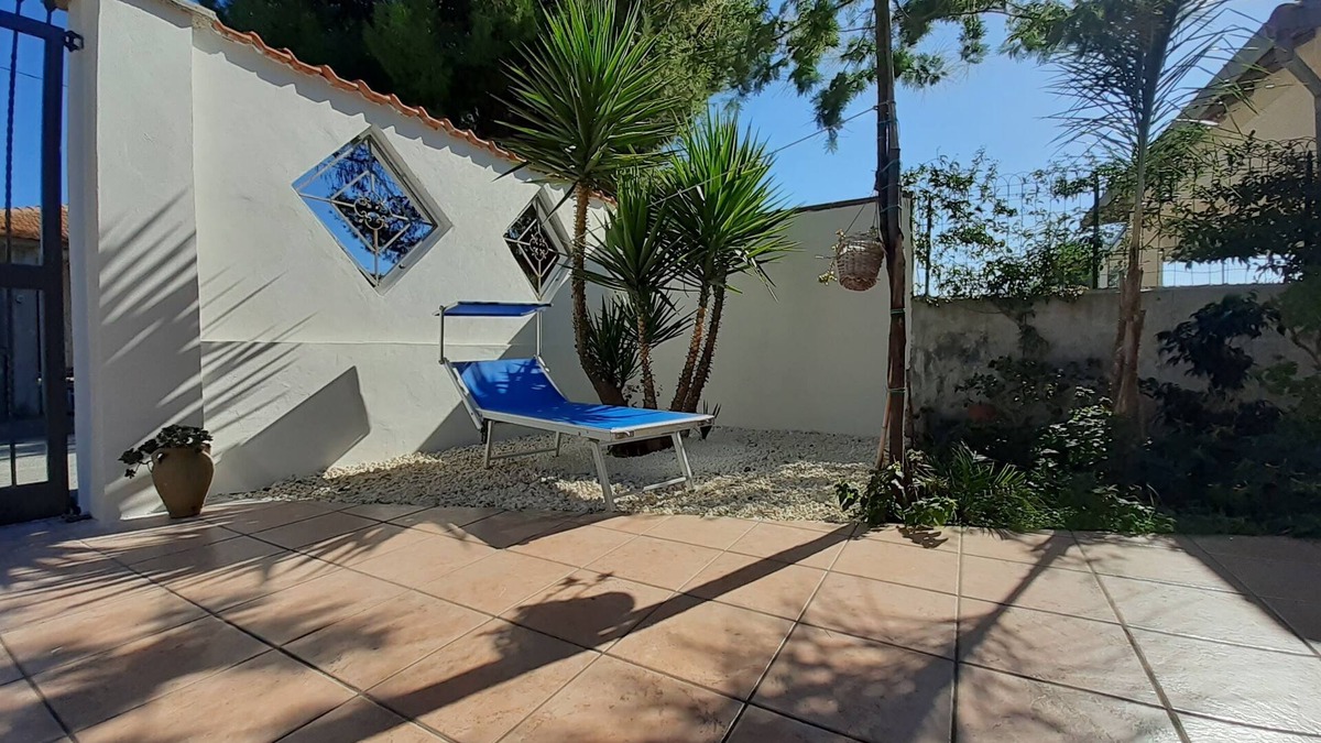 Carlentini House | Villa on the beach and sea, with garden and internal parking, view of Etna