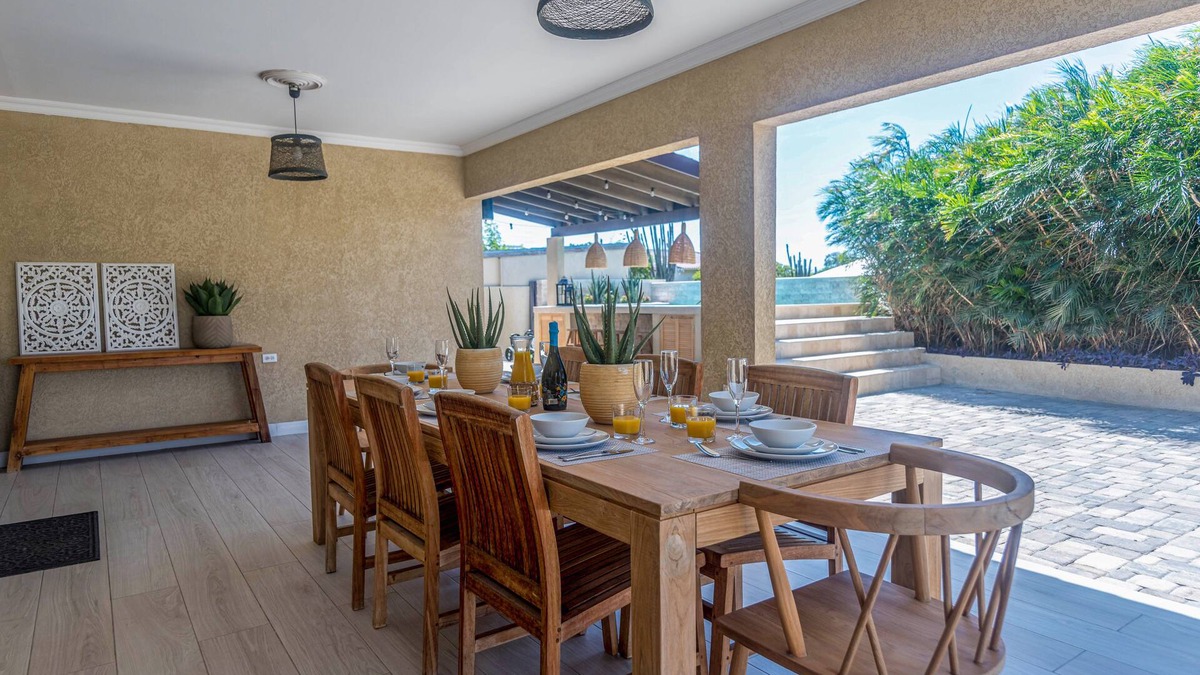 Bubali Villa | “Villa Oasis” Walking distance to beach, supermarket and restaurants.