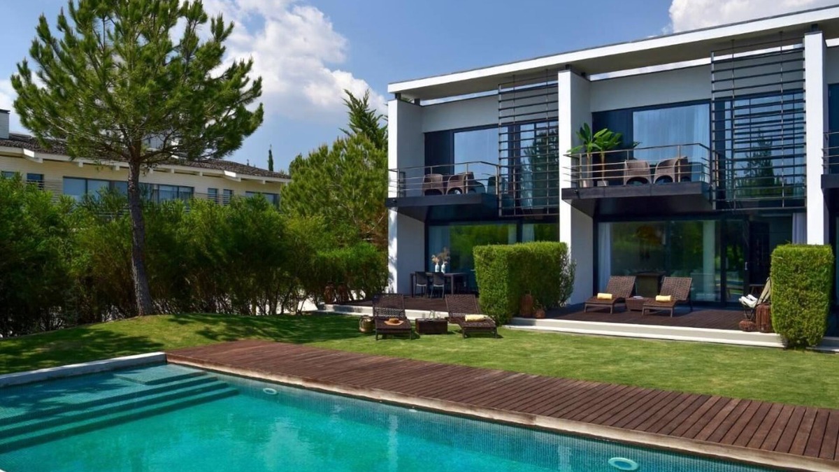 Carvalhal Villa | Villa 'Oasis' with Shared Pool, Wi-Fi and Air Conditioning