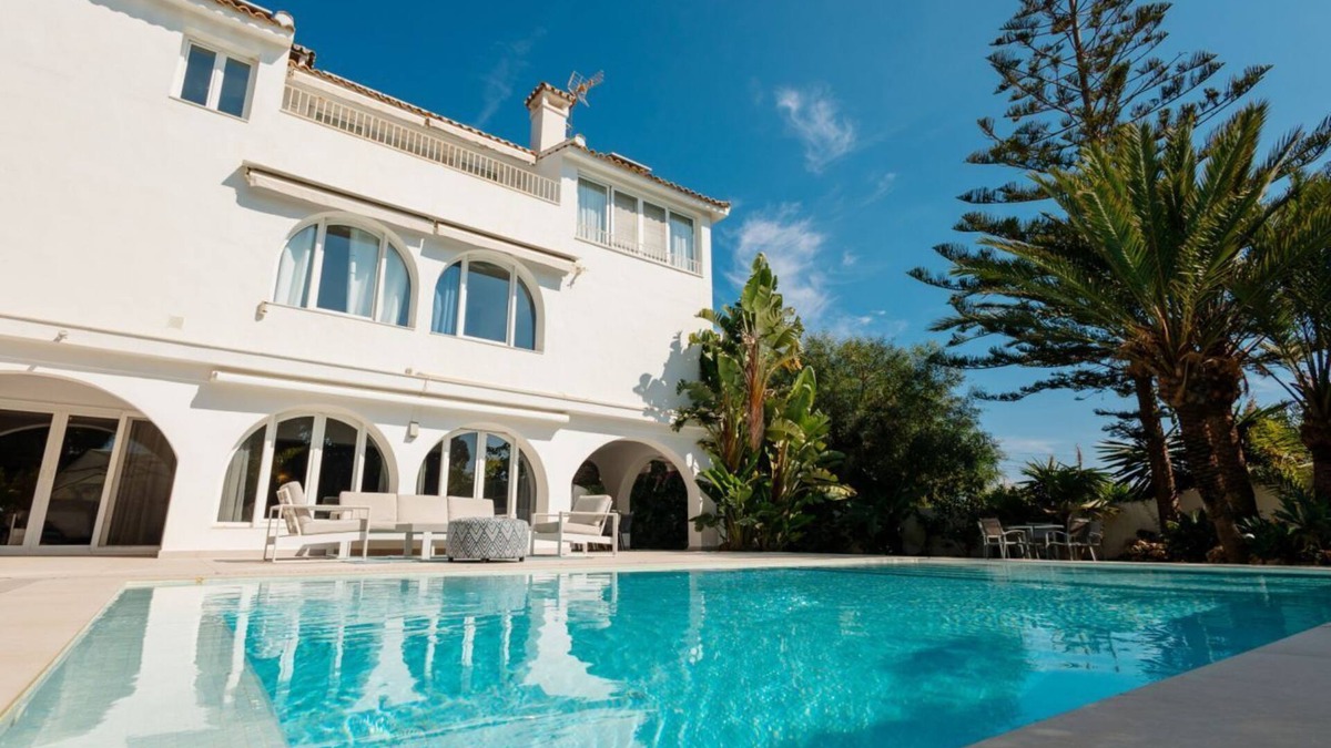 Urbanizacion Costabella Villa | Villa Oceano: A beachfront gem with heated pool in Costabella, Marbella