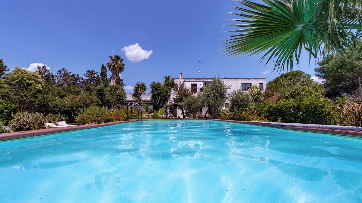 Lizzanello Villa | Villa 'Olivia' with Shared Pool, Wi-Fi and Air Conditioning