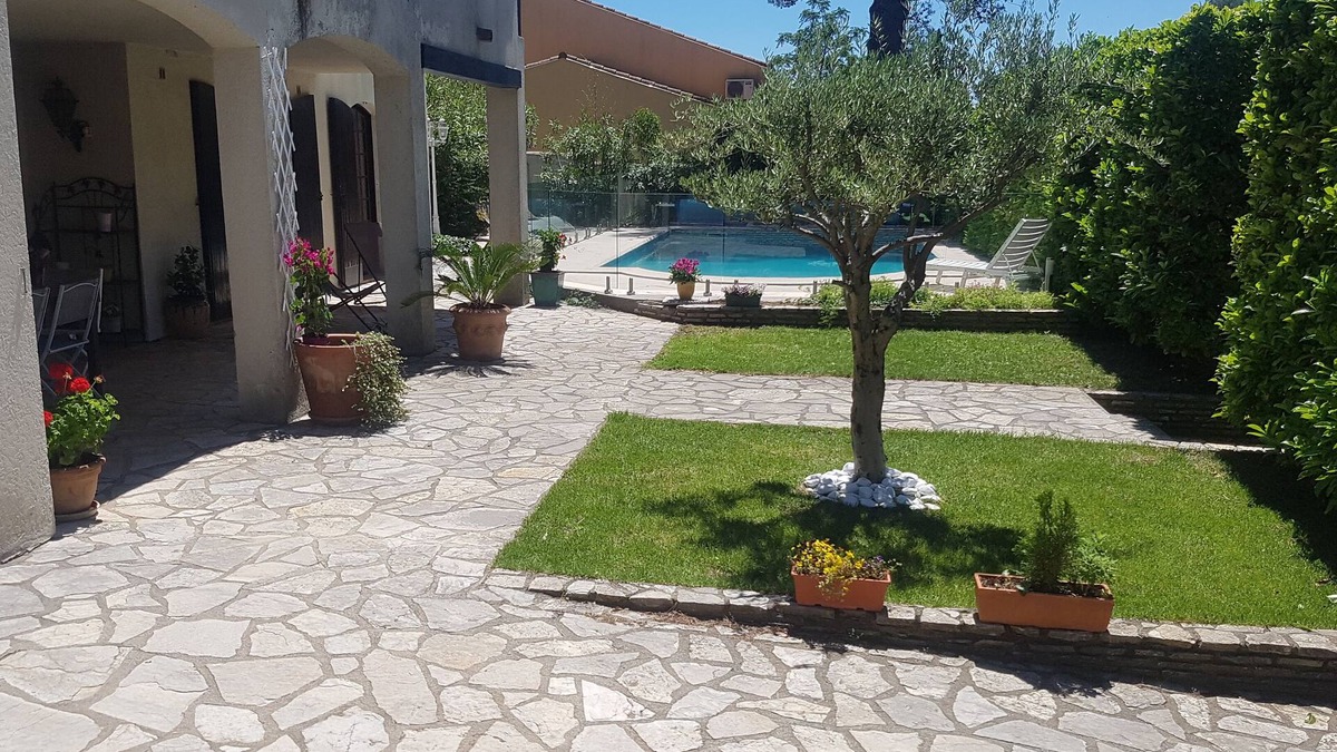Teyran Villa | Villa on 2700m² of pine forest located atop a Mediterranean village