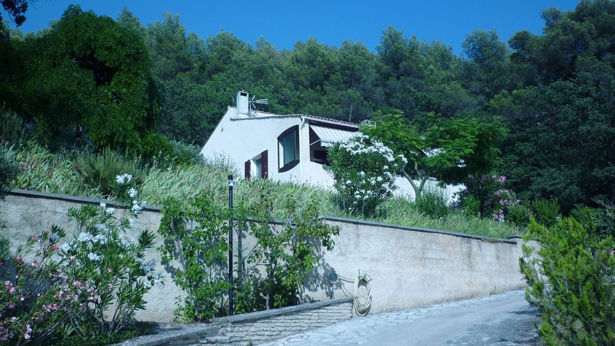 Cadenet Apartment | Villa on a hillside on a slope of the Luberon