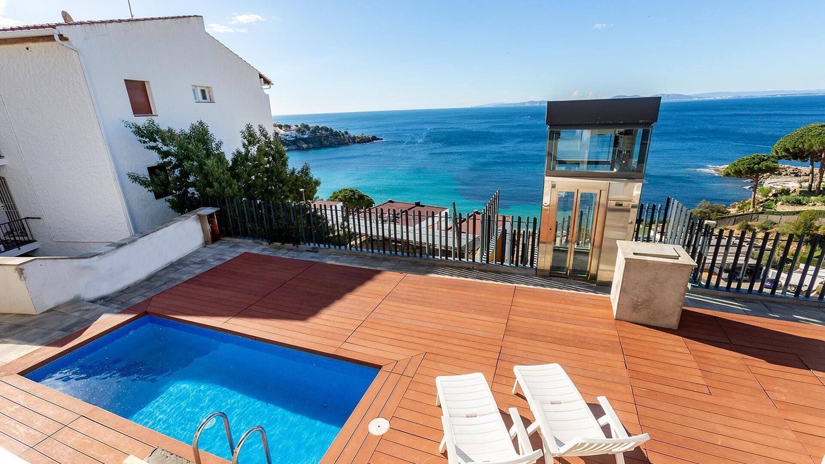 Almadraba-Canyelles House | Villa on Almadrava beach, Roses. Private parking, 200m beach, 3 bedrooms, equipped kitchen, terrace, Wi-Fi, air conditioning. Book now for an unforgettable holiday on the Costa Brava!
