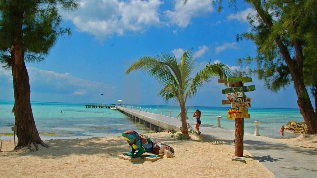 Rum Point House | Villa on Bioluminescent Bay, short walk to Rum Point beach, Free Kayaks, 4 bikes