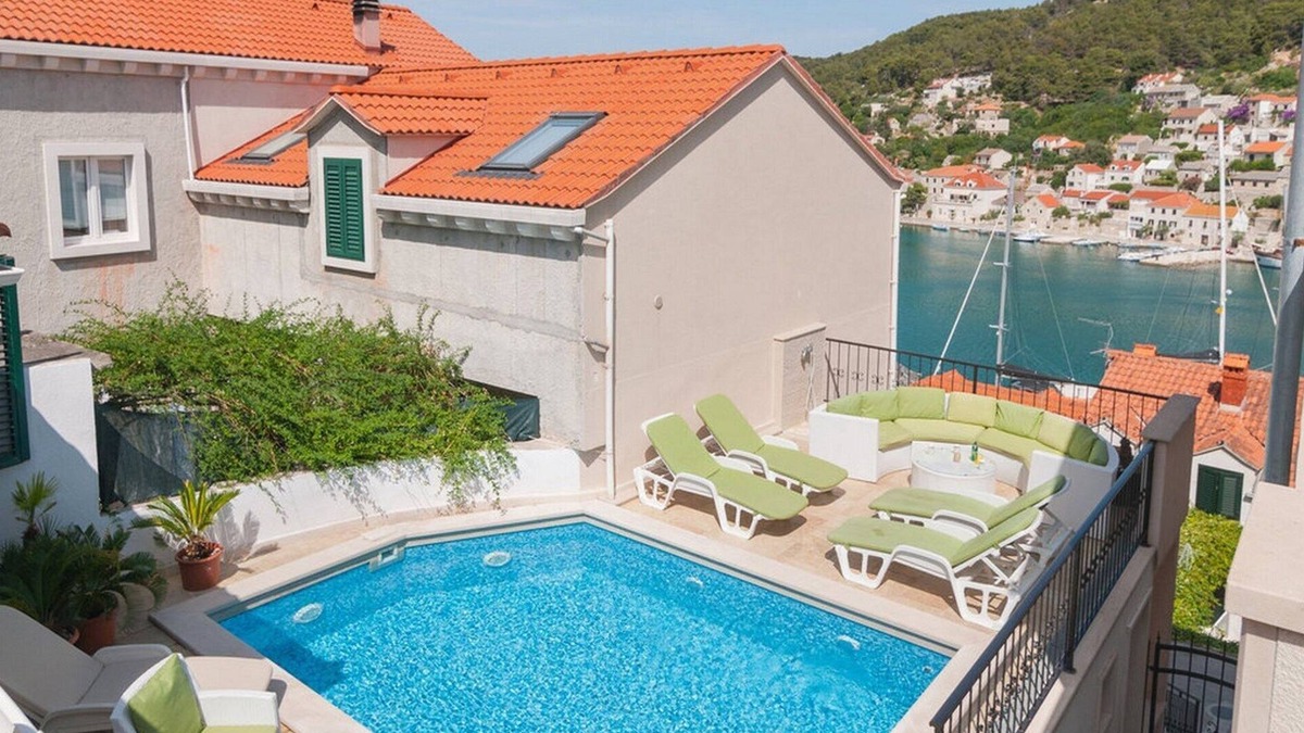 Pucisca Villa | Villa on Brač- ideal choice for large groups