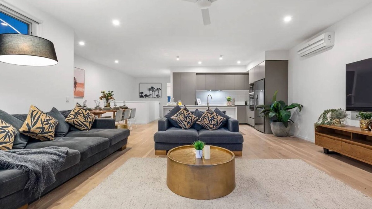 Newport Apartment | "Villa on Newport Lake" - Newport Q 4020