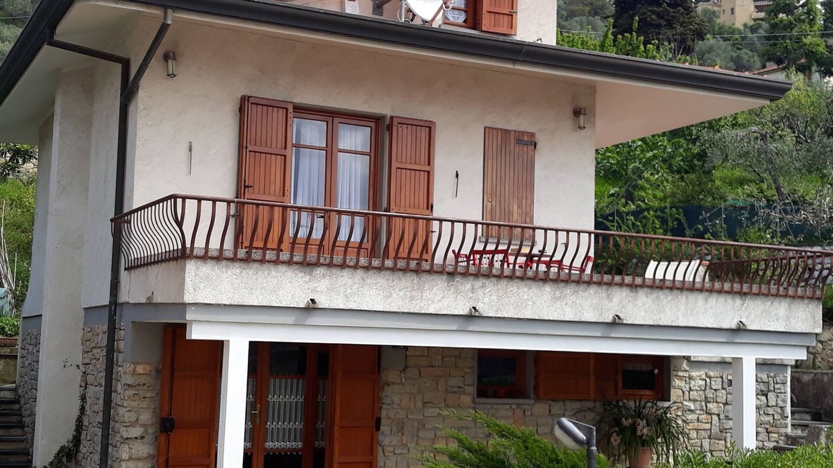 Corsanico-Bargecchia House | Villa on the hill with parking, garden, panorama
