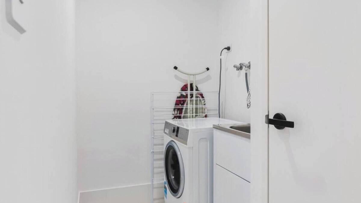 Quindalup House | Villa on Valcross - quiet street, walk to town
