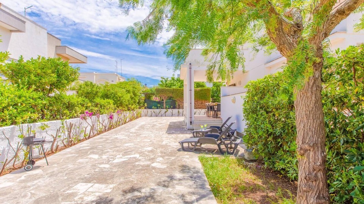 Torre Santa Sabina Villa | Villa Orchidea - Enclosed garden - For families - AC- Wifi - Close to the sea
