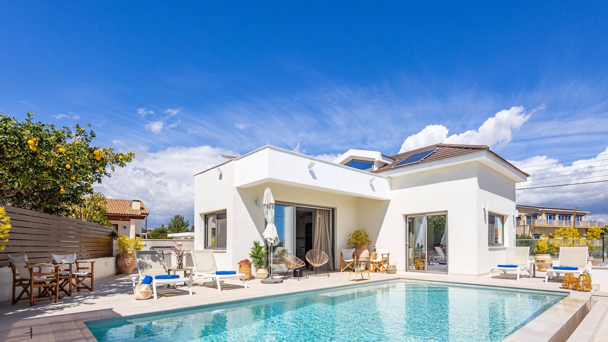 Politiko Villa | Villa Pacy - Luxurious Beachfront Villa With Infinity Pool