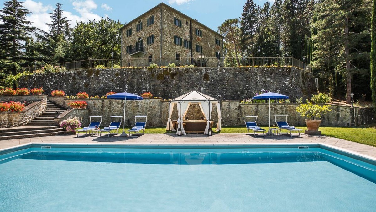 Ripoli Villa | Villa Palazzo Rosadi by Fantasia Villas