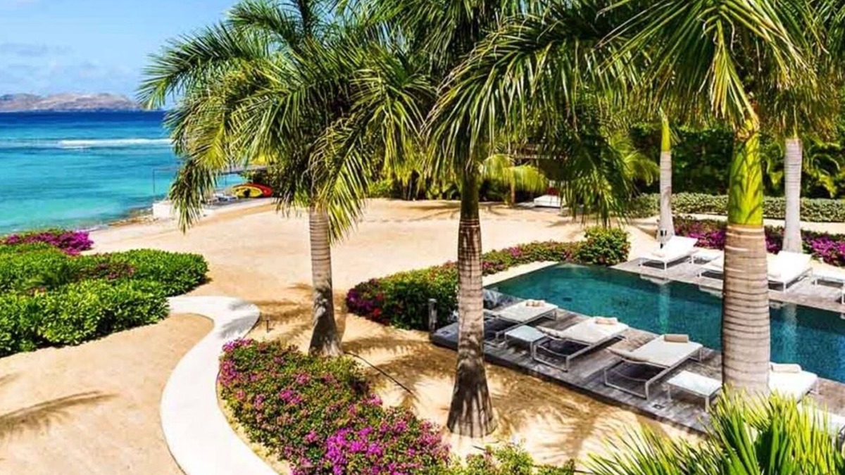 Barriere des Quatres Vents Villa | Villa Palm Beach | Beach Front - Located in Magnificent Lorient Beach with Private Pool