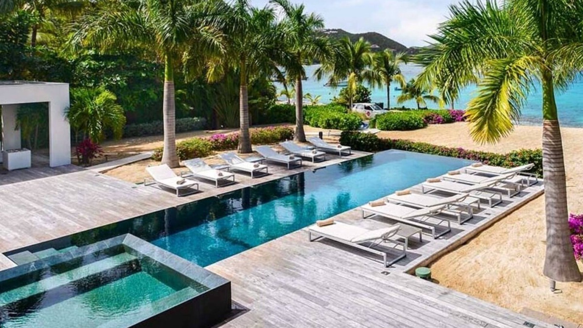 Barriere des Quatres Vents Villa | Villa Palm Beach | Beach Front - Located in Tropical Lorient Beach with Private Pool