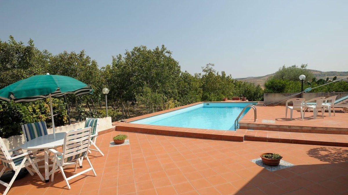 Racalmuto Villa | Villa Paola - Pool surrounded by greenery