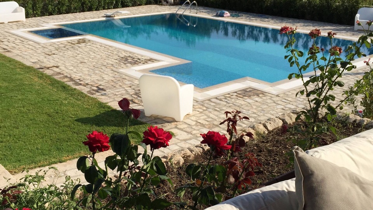 Casale Modica Villa | Villa Paradiso surrounded by green olive trees of olive and carob