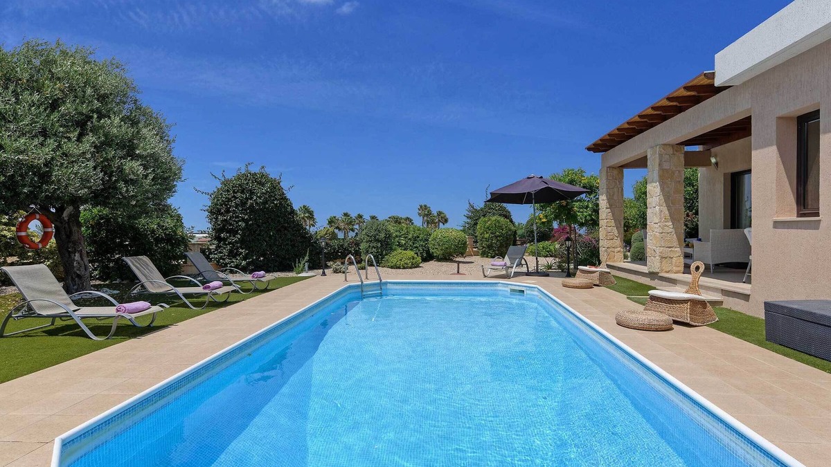 Latsi Villa | Villa Pashiana - Brilliant Harbour Villa with Private Pool and Gorgeous Garden