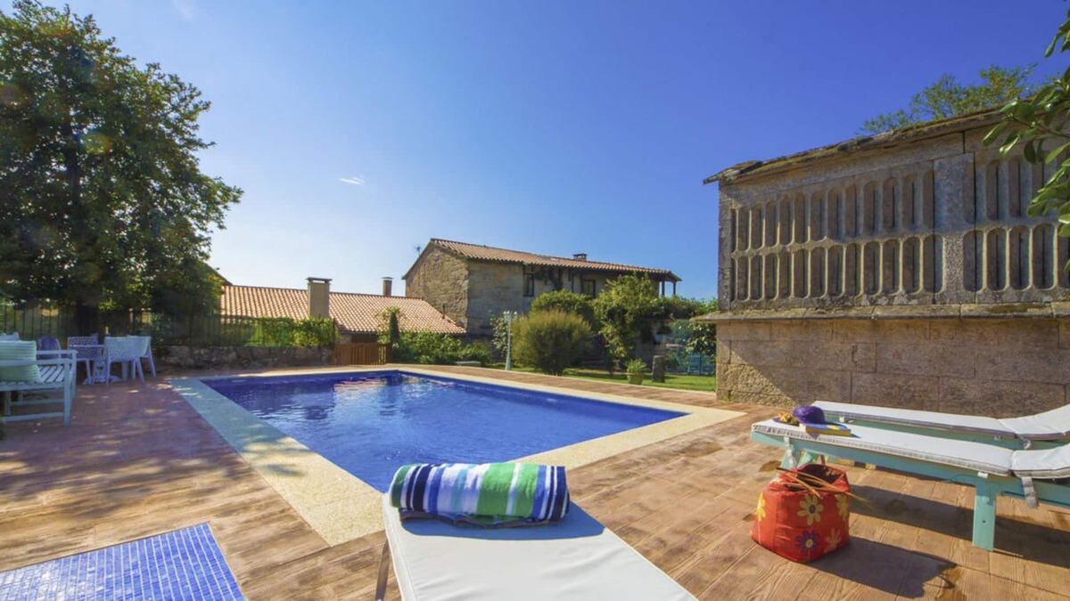 Cerdedo Villa | Villa Pelayo - Six Bedroom Villa, Sleeps 16
