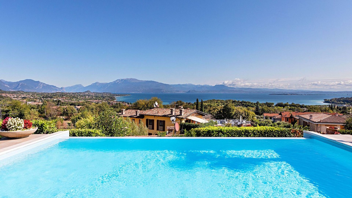 Lonato del Garda Villa | Villa Perla con piscina by Wonderful Italy