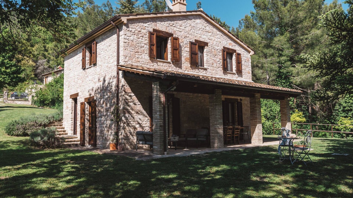Furlo Villa | Villa Petra Marche - Piscina e giardino privato a pochi Km da spiagge Adriatiche
