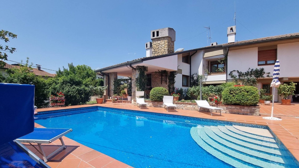 Piazza al Serchio Villa | Villa Piazza, private solar heated pool, walk to all facilities! WIFI