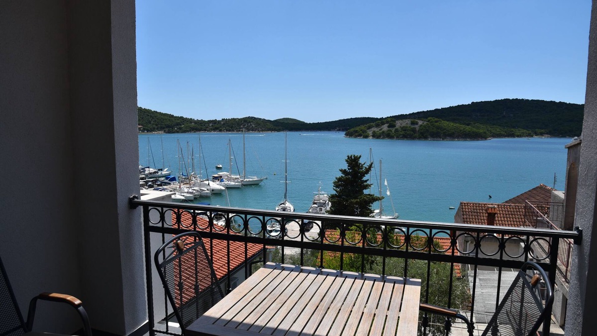Tijesno Apartment | Villa Pina-TOP * Apartment Evitos by the sea in Tisno/Dalmatia