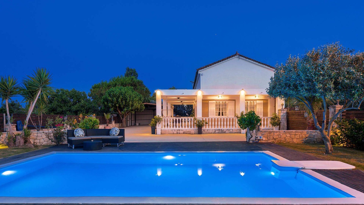 Pantokratoras Villa | Villa Pnoe by Villa Plus