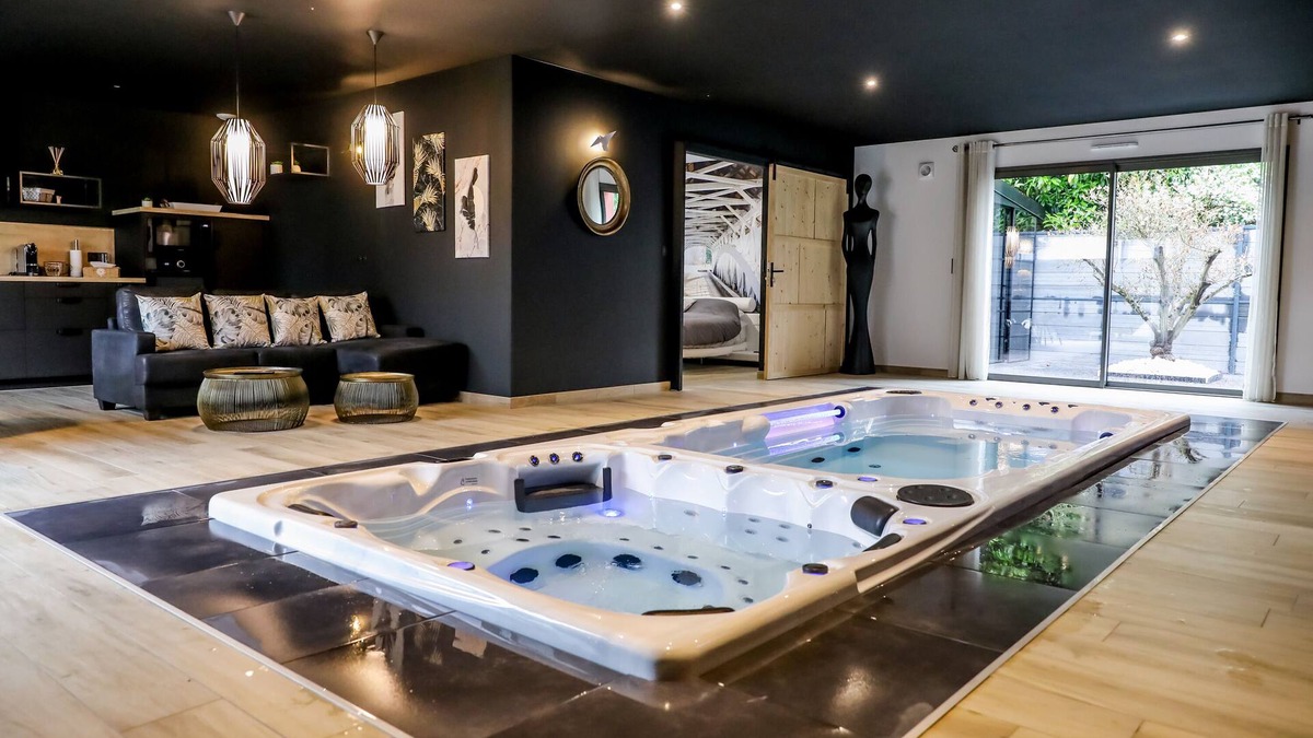 Bain-de-Bretagne Villa | Villa, private pool, spa, sauna, billiards, bowling green.