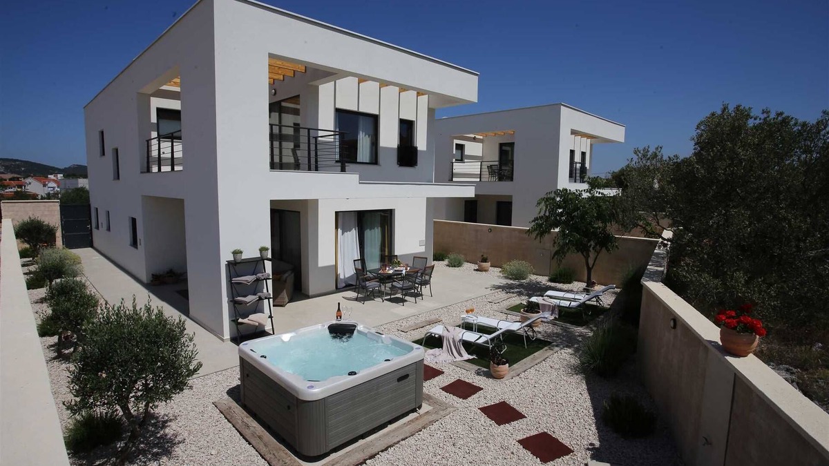Jezera Villa | Villa Punta Sol with jacuzzi