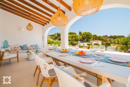 Urbanitzacio la Fustera Villa | Villa Pura Vida by Abahana Villas