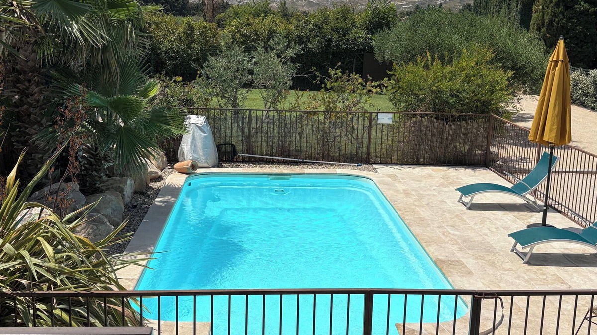 Graveson Villa | Villa quiet, air-conditioned, heated pool, Sauna, between Saint Remy & Avignon. 4 *