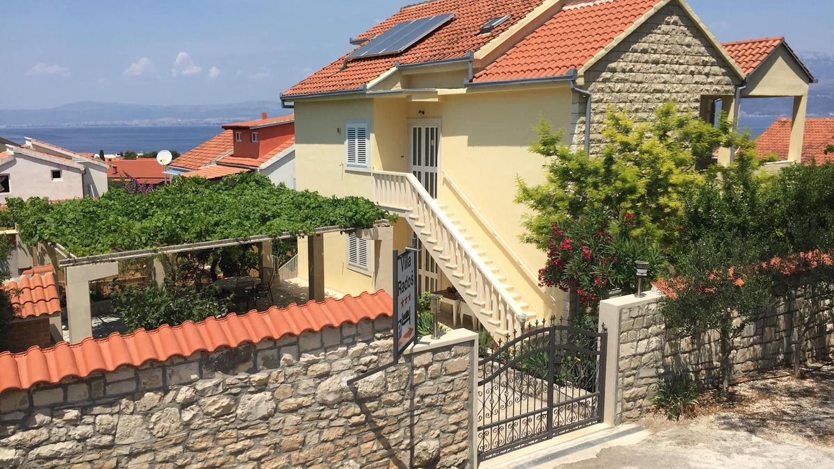 Supetar Apartment | VILLA RADOŠ-2. Floor: Modern, comfortable, big 4-room-flat 120 qm, category *