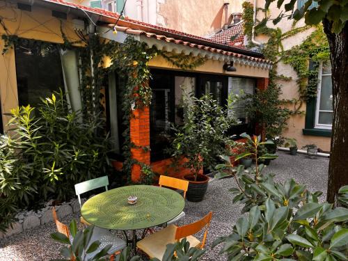 Faubourg Saint-Jacques Apartment | VILLA RENEE