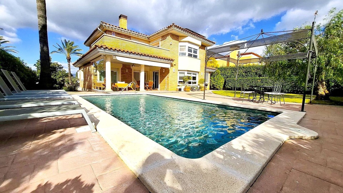 Reus Villa | Villa Reus: Port Aventura, Golf & Costa Dorada
