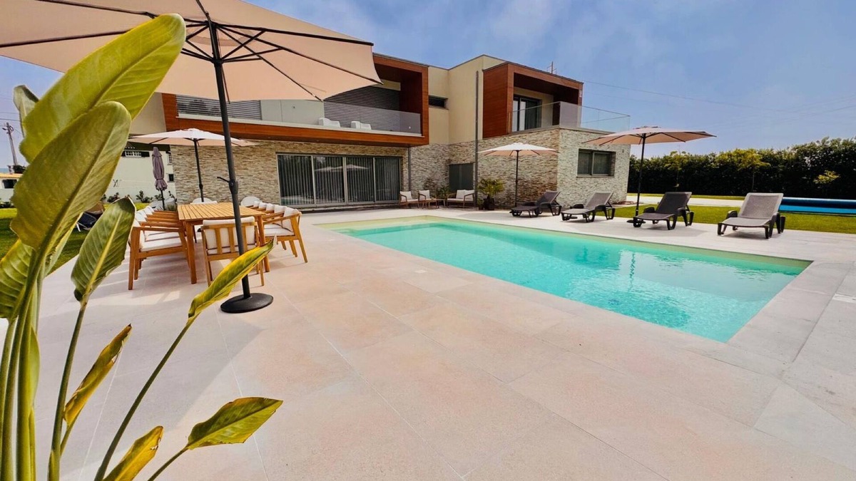 Torreira Villa | Villa 'Ria Lounge House' with Private Terrace, Balcony and Wi-Fi