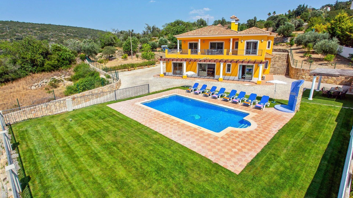 Sao Clemente Villa | Villa Ribeiro Tomas by Villa Plus