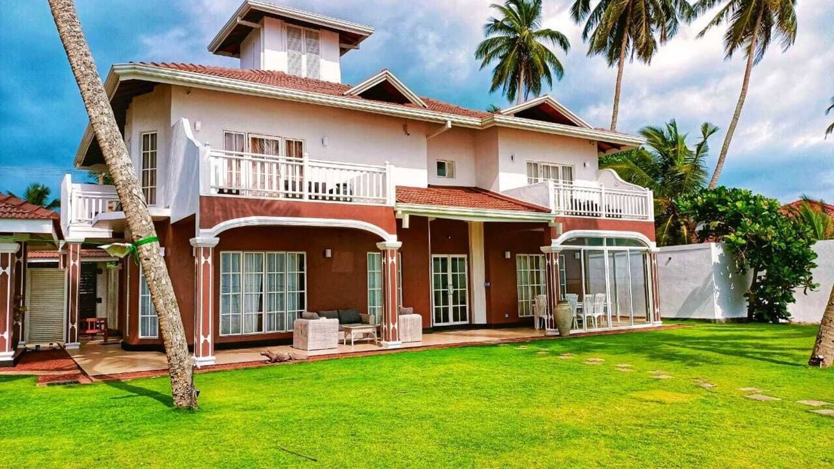 Hikkaduwa Villa | Villa Riina. The best you can get in Sri Lanka ! Private luxury beach villa !