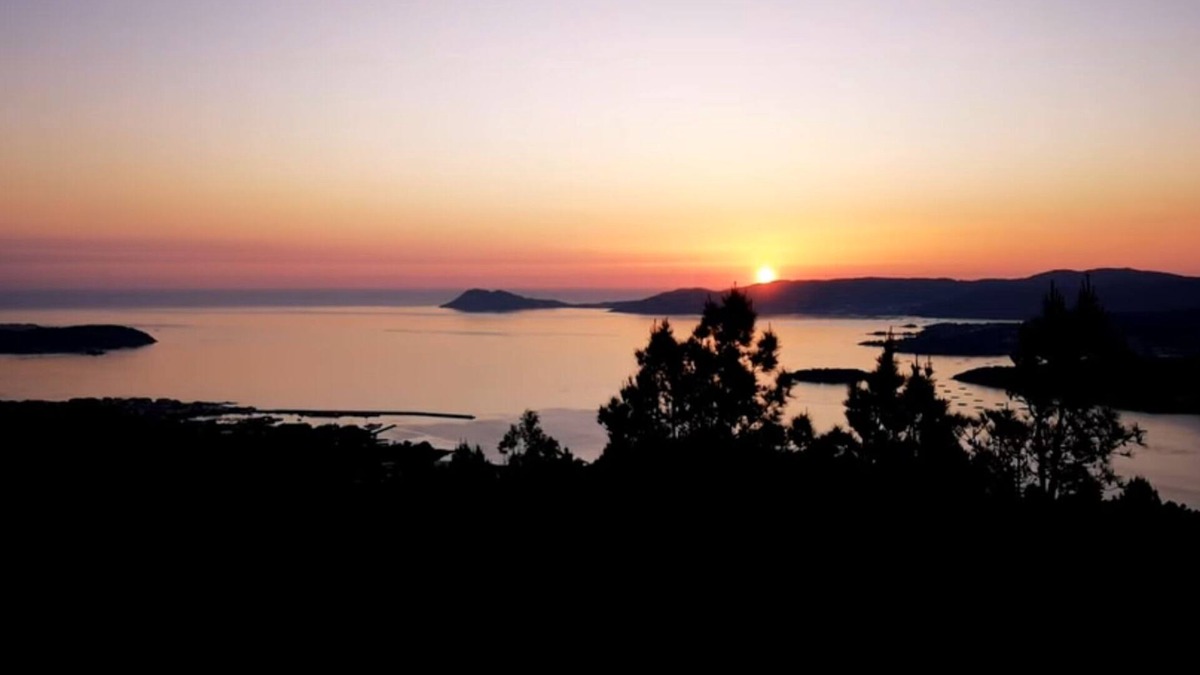 Noia Apartment | Villa Rosa. Escapada de Lujo con Vistas a la Ria y Naturaleza en Galicia