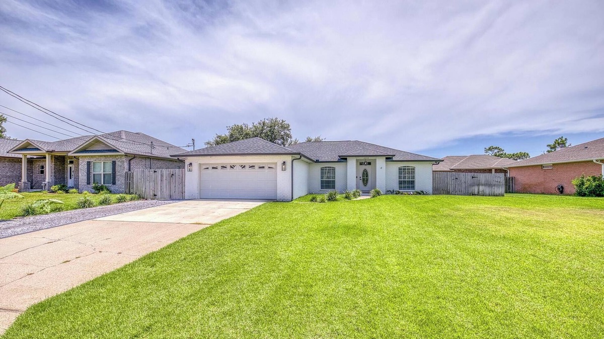 Gulf Breeze House | Villa Rosa: Modern Oasis Retreat