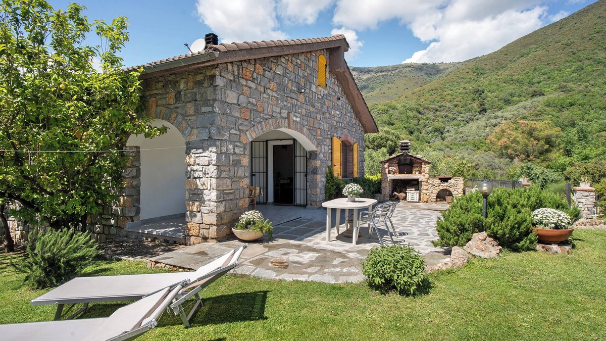 Cisano sul Neva Villa | Villa 'Rosmarino' with Mountain View, Wi-Fi and Air Conditioning