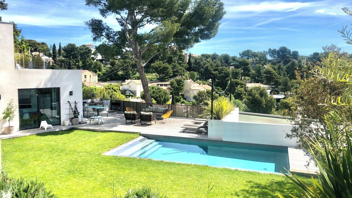 Roucas-Blanc Villa | Villa Roucas Blanc in quiet neighborhood with unobstructed view. Beach access on foot.