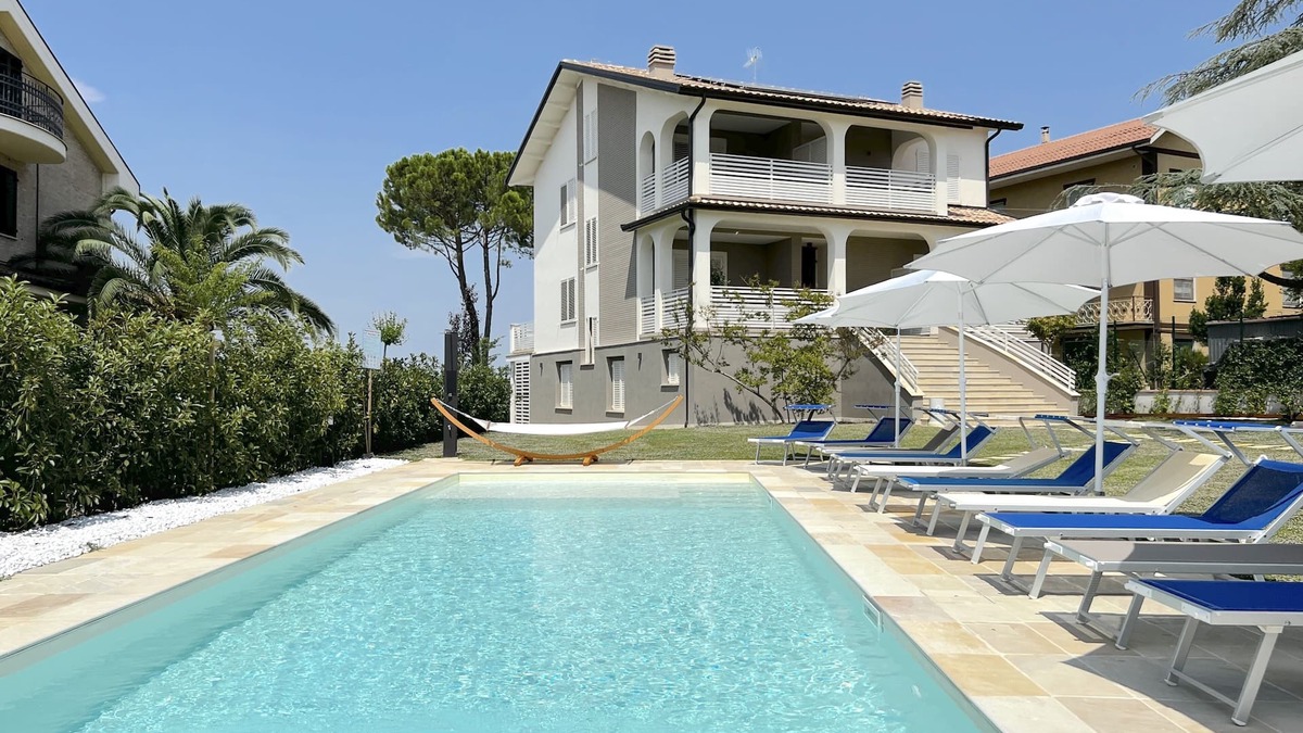 Monte San Giusto Villa | Villa Rugiada, 6 Bedrooms, 6 Baths, Pool and Jacuzzi, a few km from the sea