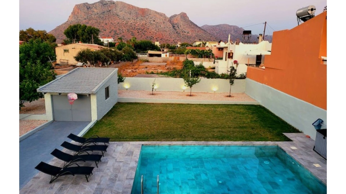 Stavros Villa | Villa Sakrakis 180 meters from the beach, Sea and mountain view with pool.